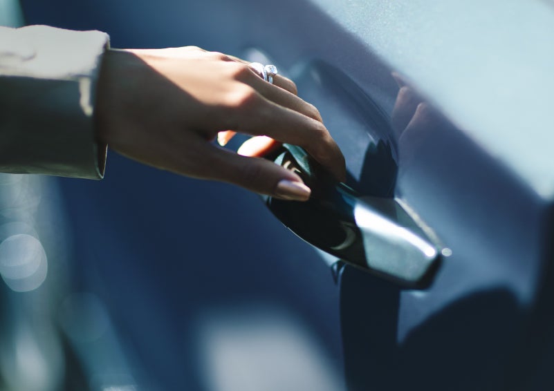 A hand gracefully grips the Light Touch Handle of a 2024 Lincoln Aviator® SUV to demonstrate its ease of use | White's Canyon Motors - Lincoln in Spearfish SD