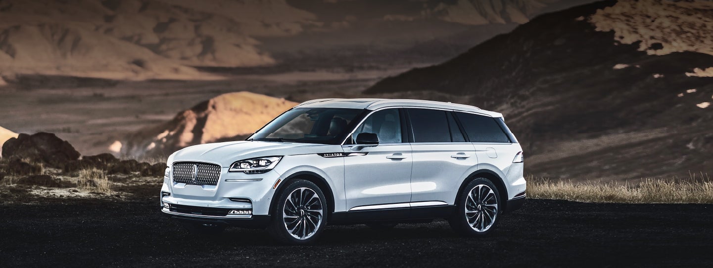 A 2024 Lincoln Aviator® SUV is parked at a mountain overlook | White's Canyon Motors - Lincoln in Spearfish SD