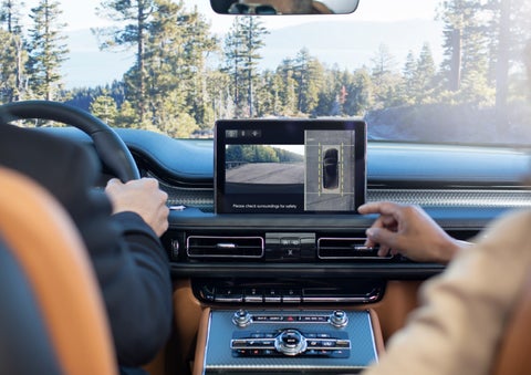The available 360-Degree Camera shows a bird's-eye view of a Lincoln Aviator® SUV | White's Canyon Motors - Lincoln in Spearfish SD